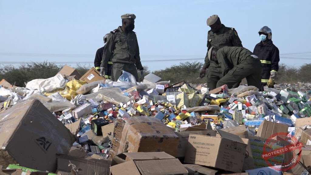 Saint-Louis : plus de 7 tonnes de produits prohibés, d’une valeur de 384 millions de FCFA, incinérées par la Douane du Nord Clip0426.MXF .05 56 48 19.Still001
